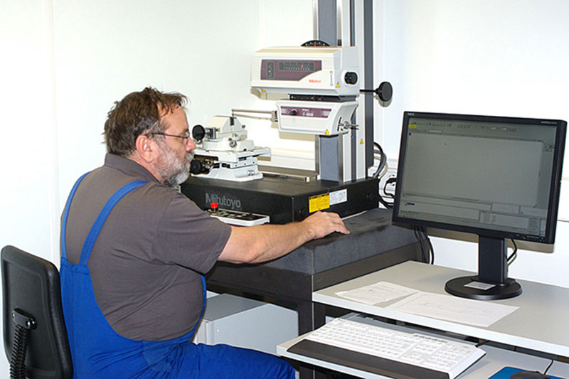 Drehteile Qualitätskontrolle über hochmoderne Messmittel und Mikroskope